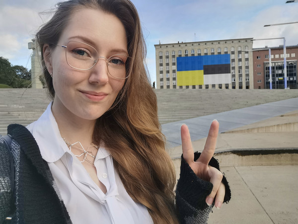 Charlotte Oelkers vor der estnischen Flagge