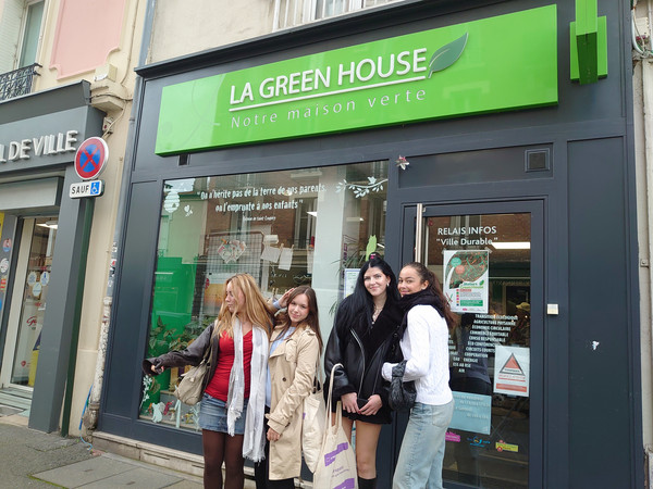 Sch&uuml;lerinnen vor dem Green House in Paris