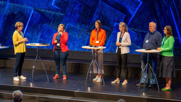 Menschen auf der B&uuml;hne im Gespr&auml;ch