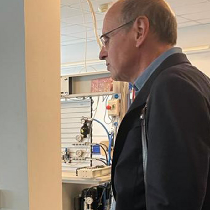 Seitliches Profil eines Mannes in einer Werkstatt