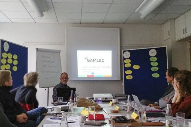 Blick in einen Seminarraum mit Teilnehmenden