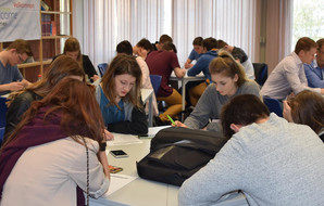 Vorbereitung und Evaluation der Projektarbeit beim Treffen in Bayreuth (Schülerinnen aus Südtirol)
