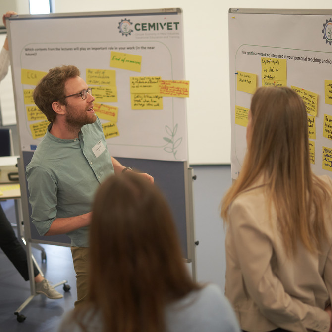 Personen vor Flipcharts