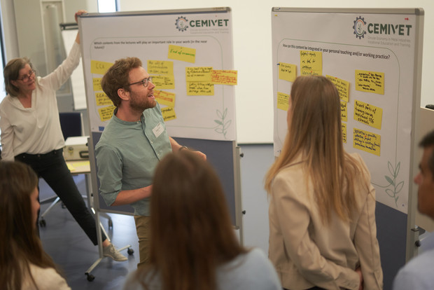 Personen vor Flipcharts