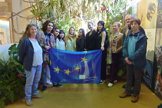Gruppenbild mit deutschen und franz&ouml;sischen Sch&uuml;lerinnen und Sch&uuml;lern