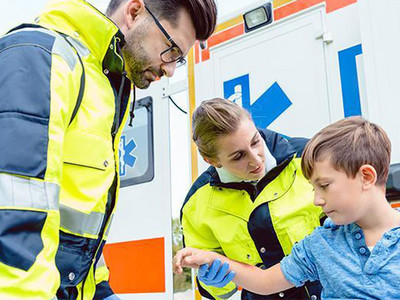 Rettungskräfte kümmern sich um einen Jungen