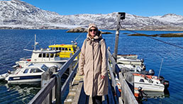 Eine Frau steht auf einem Bootssteg