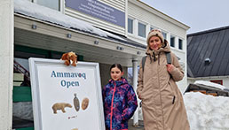 Eine Frau und ein Kind stehen vor einem Museum