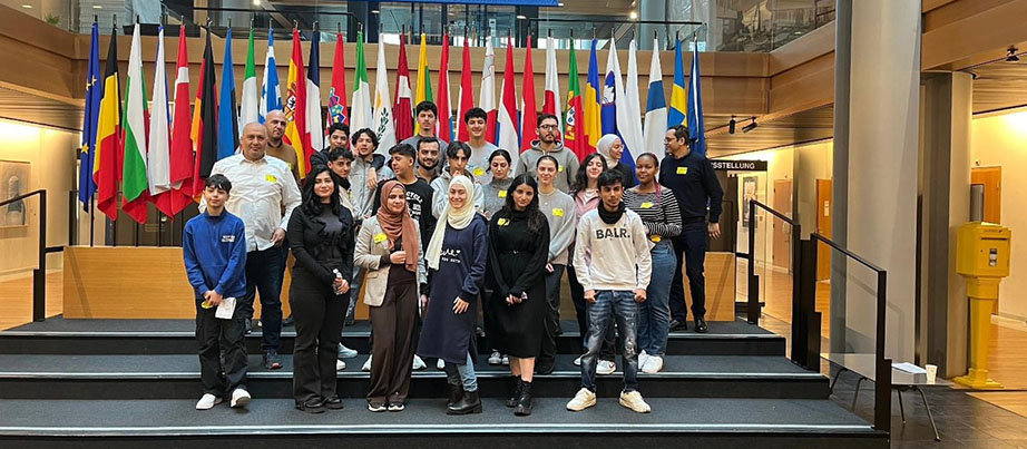 Gruppe von Sch&uuml;lerinnen und Sch&uuml;lern vor europ&auml;ischen Fahnen