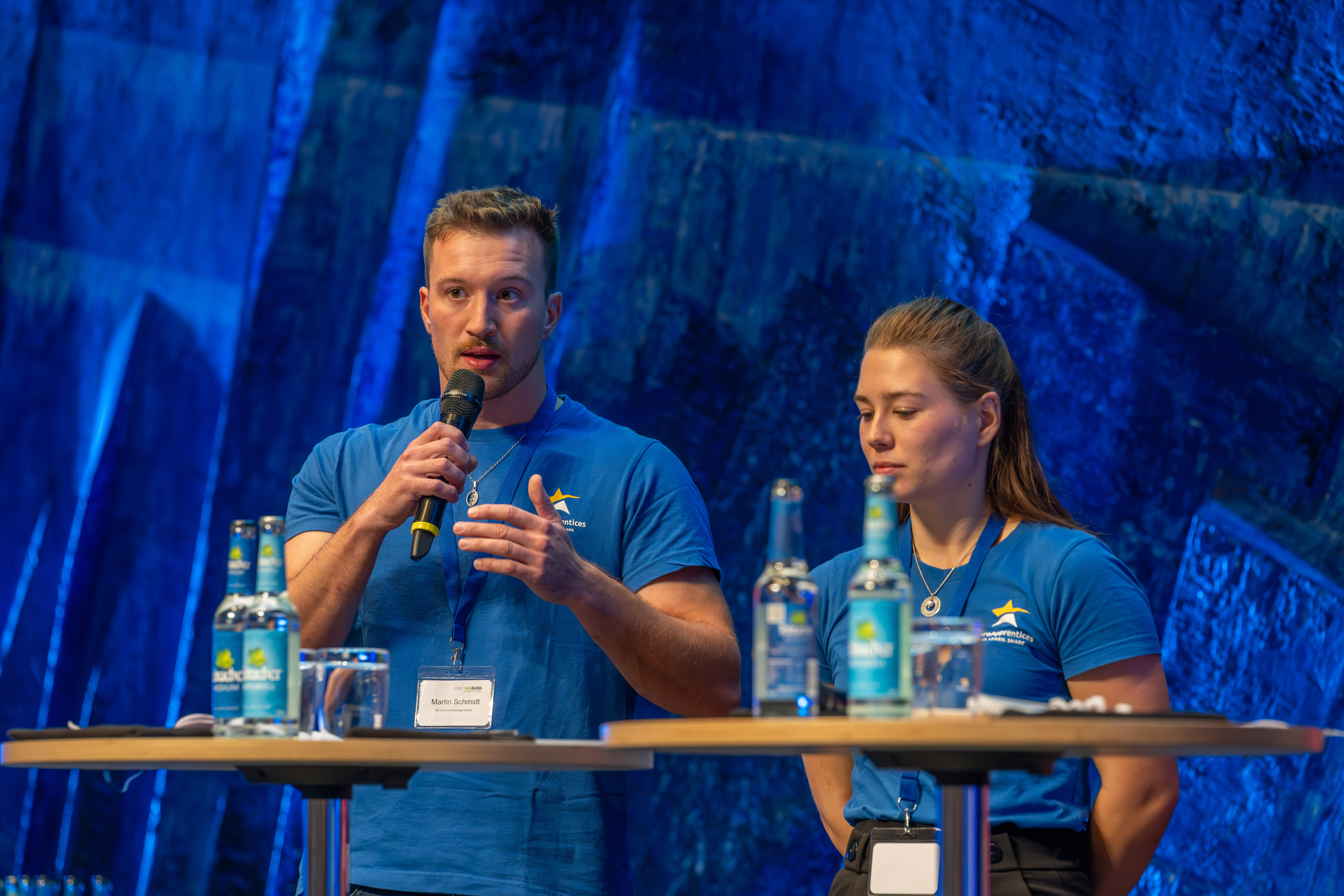 Zwei EuroApprentices auf der B&uuml;hne bei einer Veranstaltung