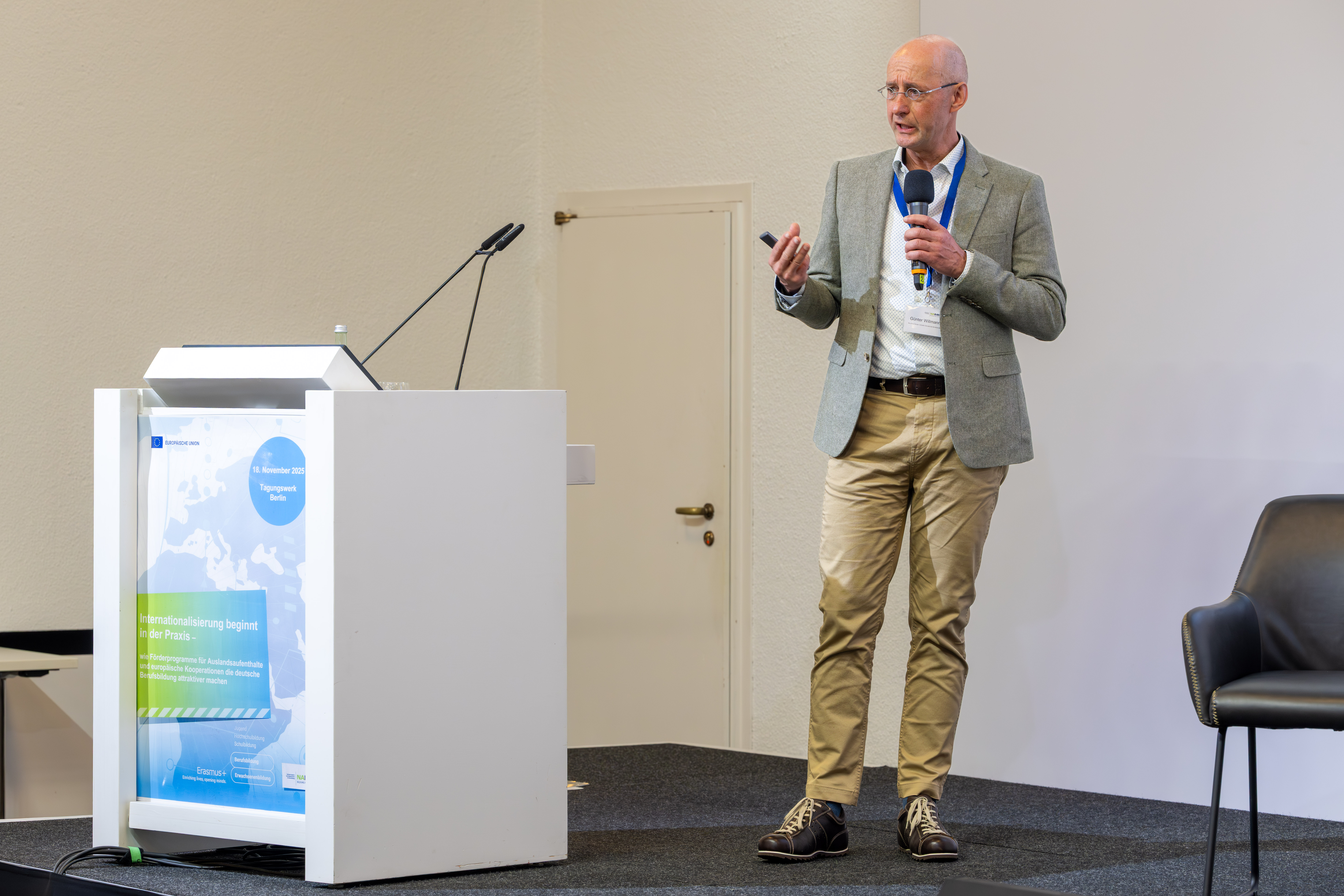 Referent G&uuml;nter Willmann am Redepult