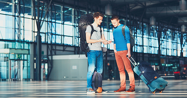 Zwei junge M&auml;nner im Bahnhof