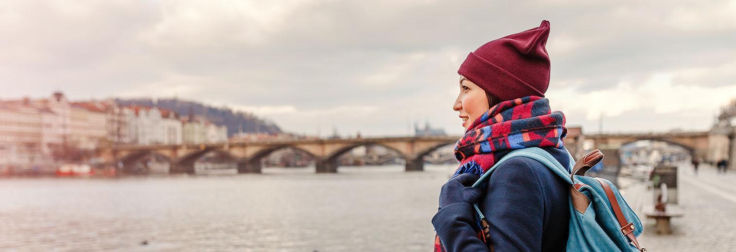 Junge Auszubildende mit Rucksack