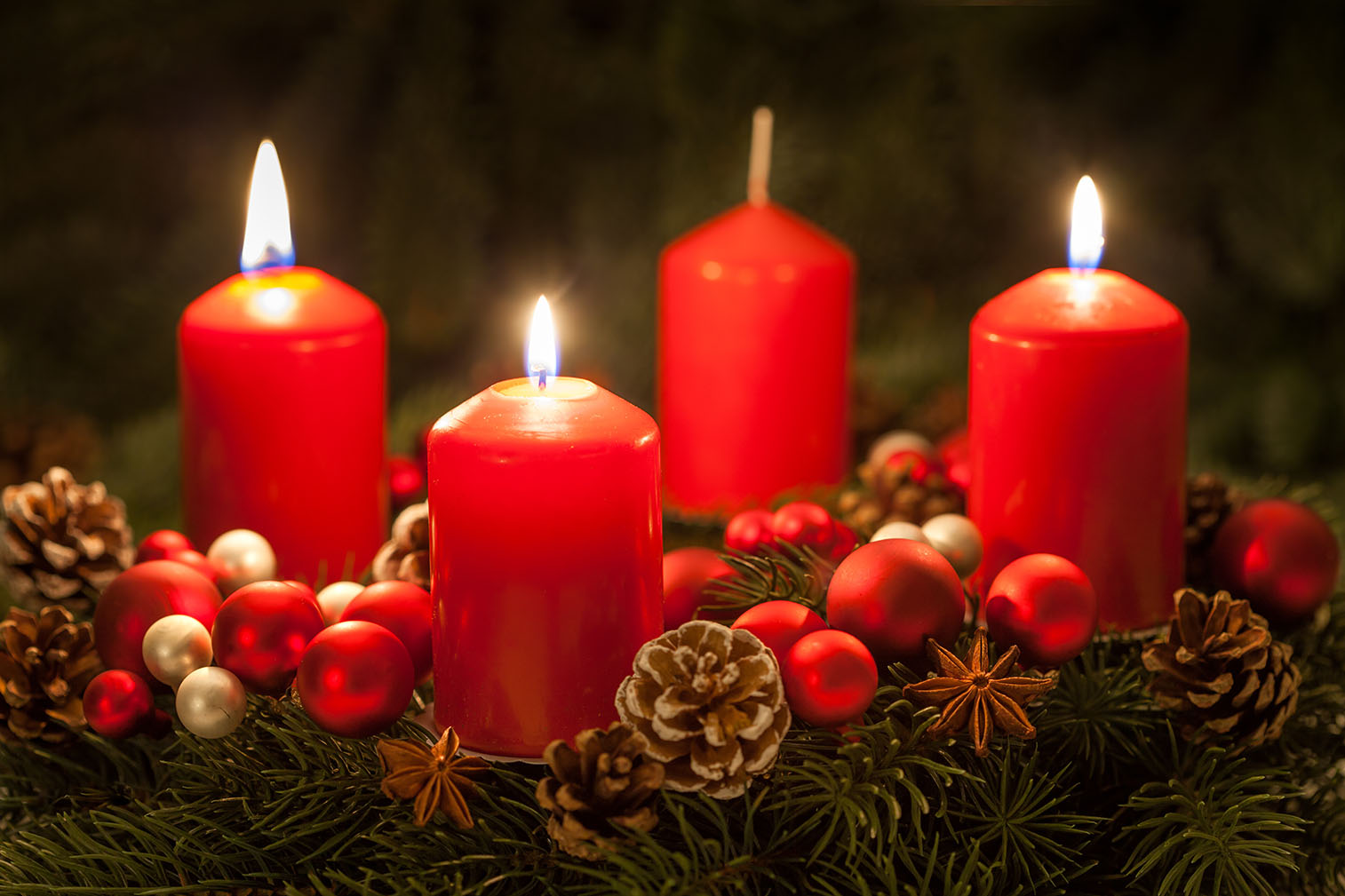 Adventskranz mit drei brennenden Kerzeb