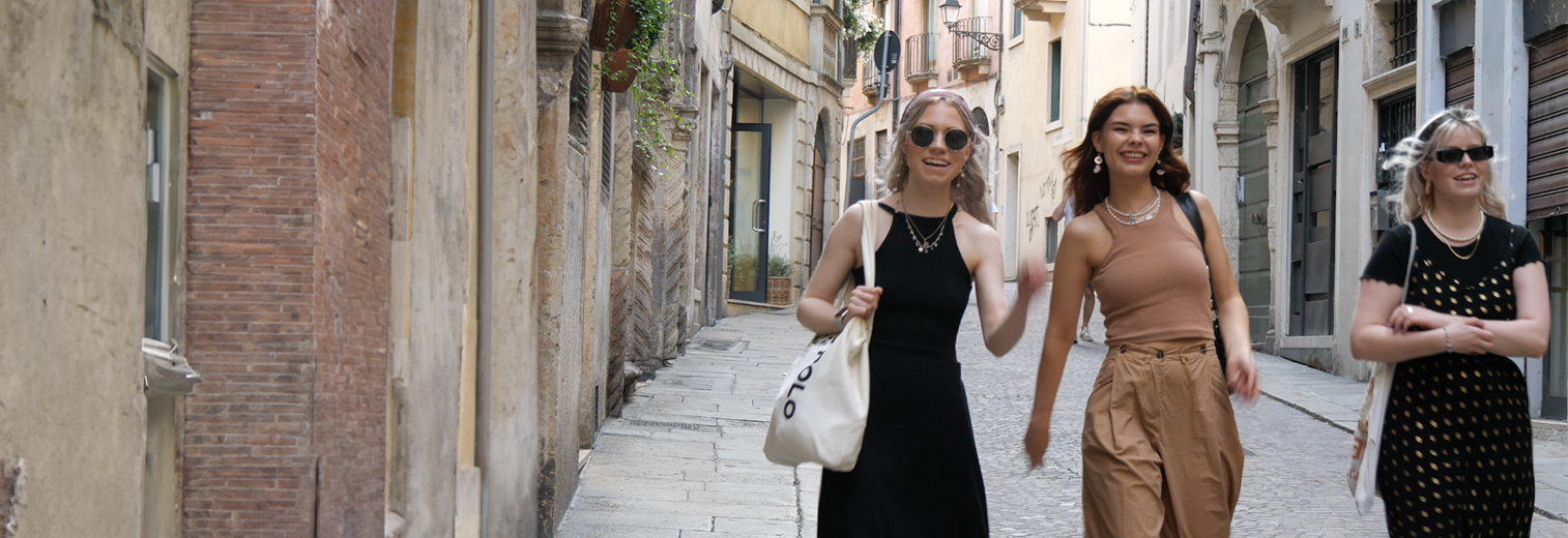 Drei junge Frauen spazieren durch Vicenza