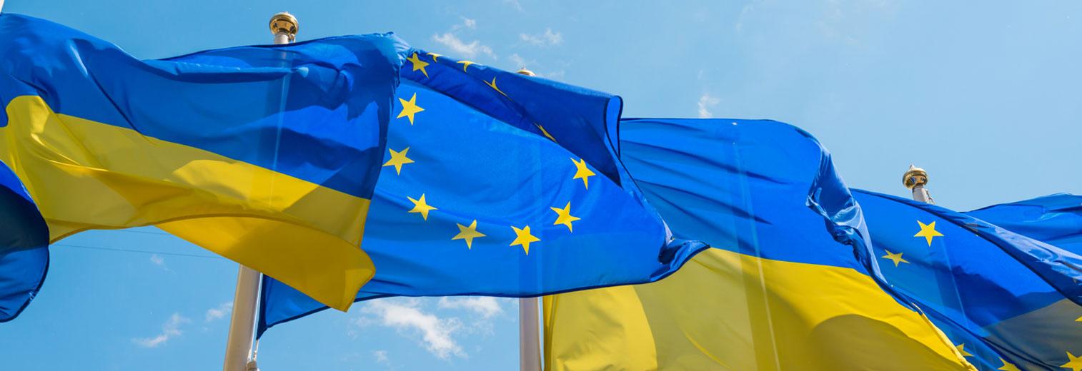 Schmuckbild: EU-Flaggen und Ukraine-Flaggen im Wind