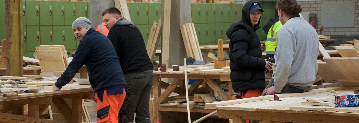 Projektfoto: Migranten arbeiten in einer Werkstatt