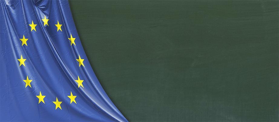 EU-Flagge vor einer Tafel 