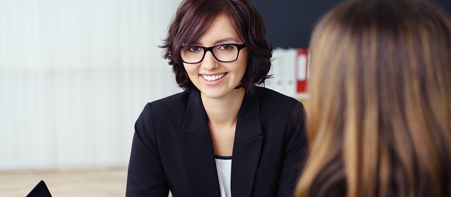 Zwei Frauen im Beratungsgespräch