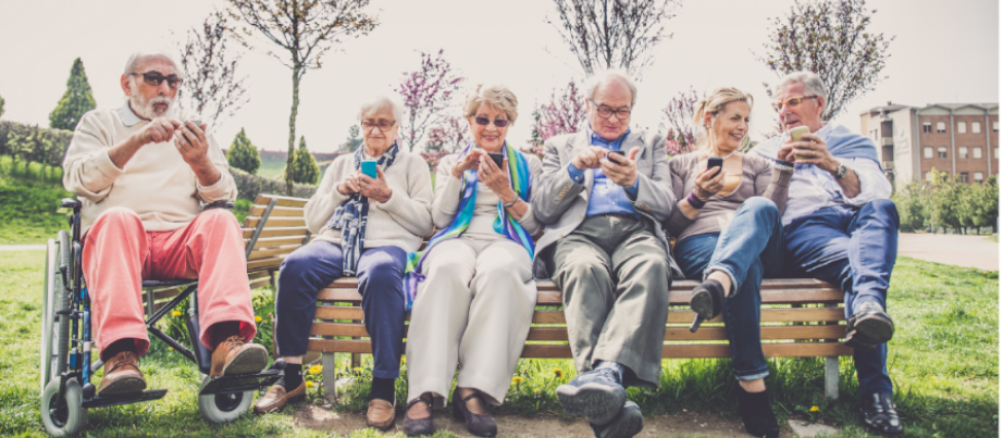 Ältere Menschen mit Smartphone im Freien