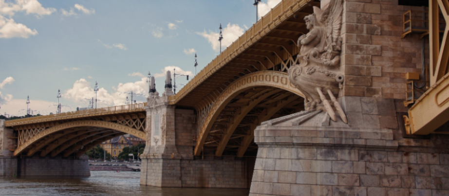 Steinerne Brücke über der Donau