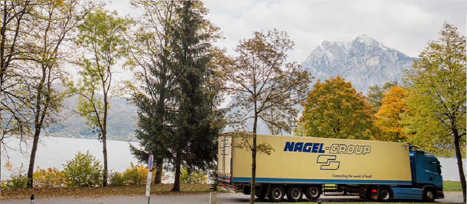 LKW des Unternehmens fährt durch Österreich
