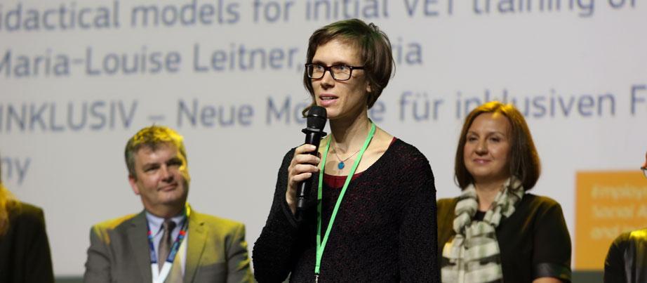 Janika Hartwig beim Empfang des 2019 VET Excellence Awards in Helsinki auf der Bühne mit Mikrophon
