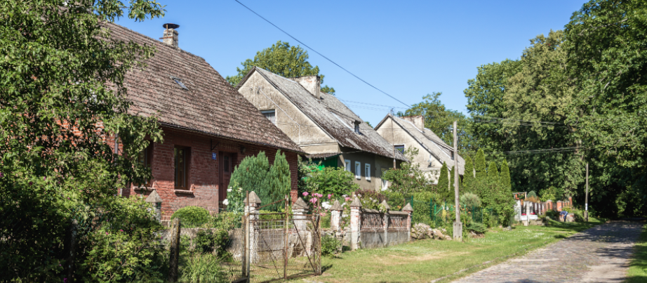 Häuser in ländlicher Umgebung