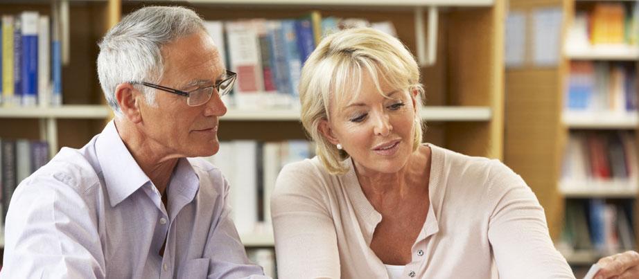 Mann und Frau in Bibliothek