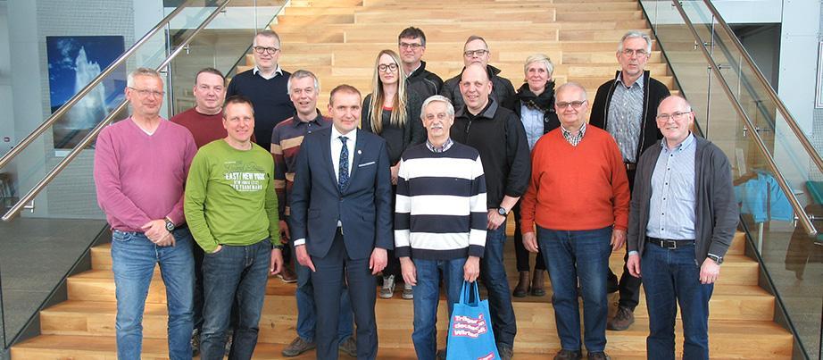 Gruppenbild der Erasmus+-Teilnehmenden mit dem isländischen Staatspräsidenten