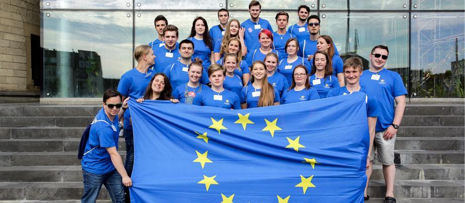 EuroApprentices mit Europaflagge in Köln