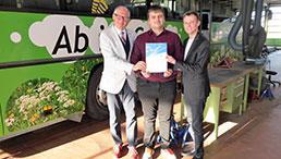 Tim Ebert erhält den Europass.