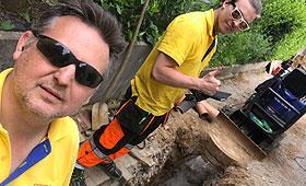 Jörg de Jong und sein Gastazubi bei der Arbeit
