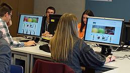 Schülerinnen und Schüler bei der Suchmaschinenoptimierung am Computer