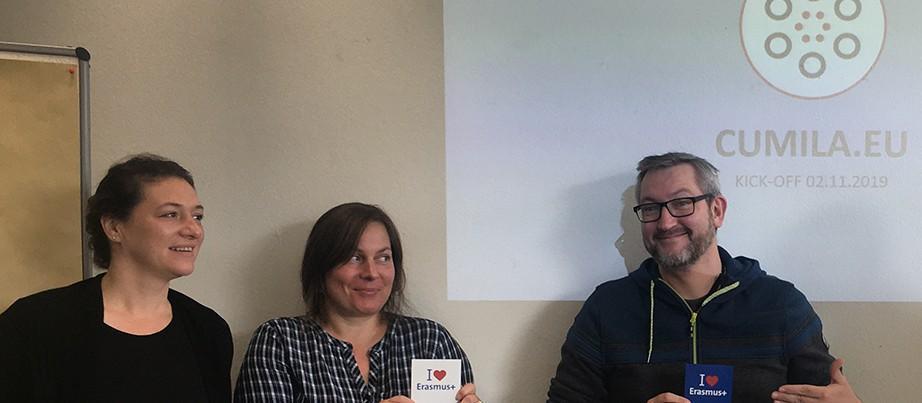 3 Personen vor einem gebeamten Bild