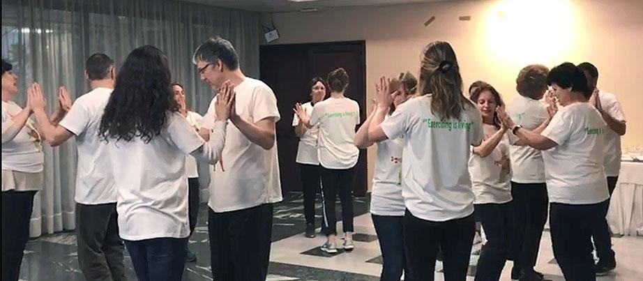 Teilnehmende und Angehörige beim Tanzen im Rahmen des Erasmus+-Projekts Actimentia