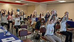 Teilnehmende am Erasmus+-Projekt Actimentia beim Turnen mit einen Ball