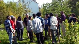 Gruppe diverser Menschen im Garten