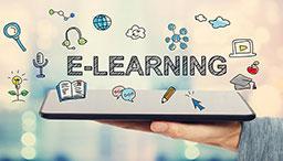 Eine Hand hält ein iPad über dem E-learning steht.