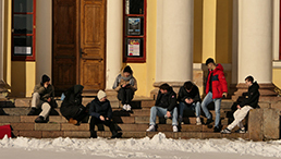 Die Teilnehmenden sitzen vor dem Jugendzentrum und sortieren Videobeiträge.