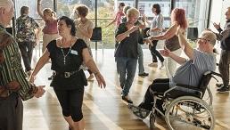 tanzende Seniorinnen und Senioren 