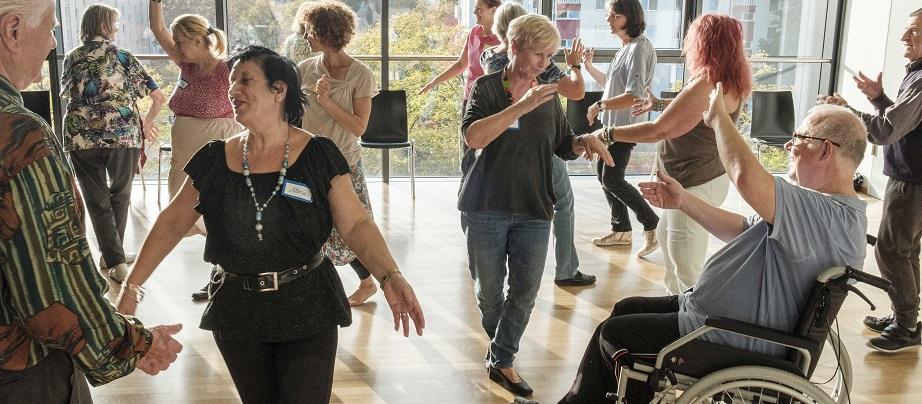 tanzende Seniorinnen und Senioren 