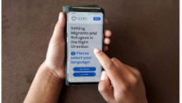 Hände, die ein Handy mit der geöffneten Compass-App halten.