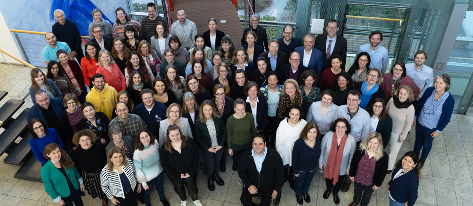 Gruppenfoto: NA-Mitarbeitenden im Foyer des Bundesinstituts für Berufsbildung