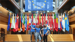 Jugendliche vor EU-Flaggen