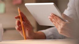 Schmuckbild: Frau mit Tablet und Stift