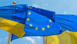 Schmuckbild: EU- und Ukraine-Flaggen im Wind
