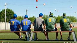 Straffällige Jugendliche sitzen auf einer Bank auf einem Baseballfeld