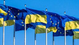 Ukrainische und europäische Flaggen im Wind