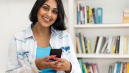 Junge Migrantin mit Handy 